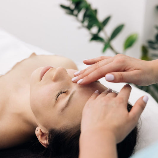 Problèmes de peau : comment intégrer les huiles essentielles dans sa routine beauté ?